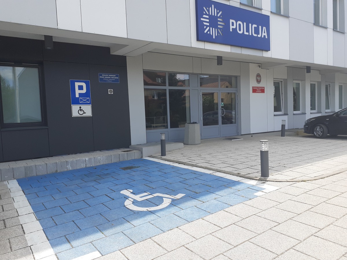 parking z miejscami parkingowymi dla osób z niepełnosprawnościami
