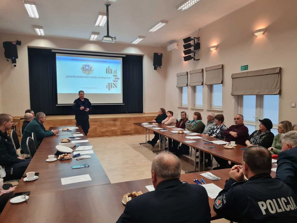 Uczestnicy debaty społecznej w Gminnym Ośrodku Kultury w Kłoczewie oraz moderator aspirant Łukasz Filipek