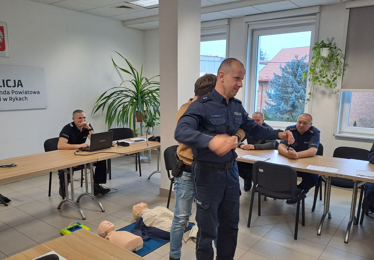 Policjanci ćwiczą udzielenie pierwszej pomocy podczas doskonalenia zawodowego.