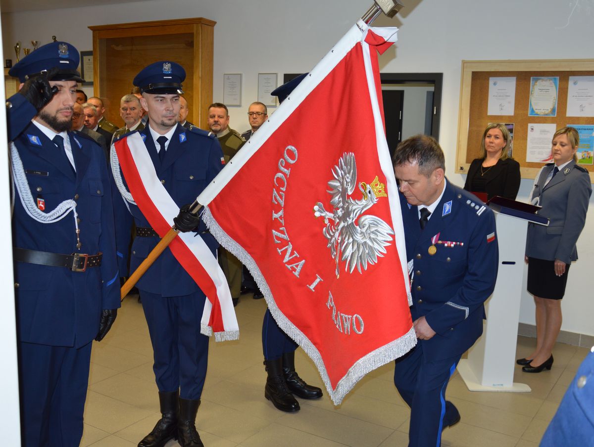 Komendant żegna się ze sztandarem trzymanym przez poczet