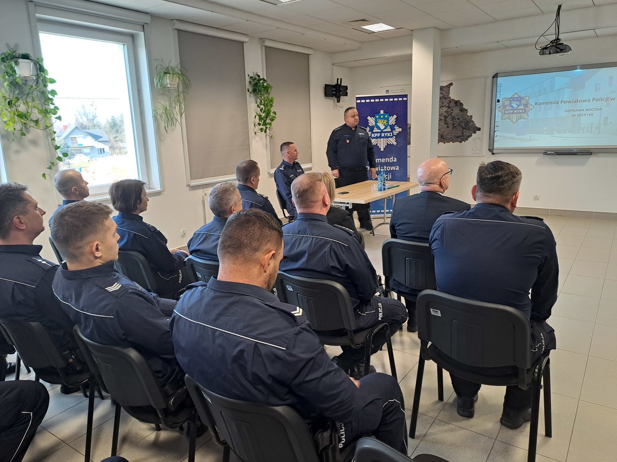 Uczestnicy odprawy rocznej w Sali Konferencyjnej Komendy Powiatowej Policji w Rykach