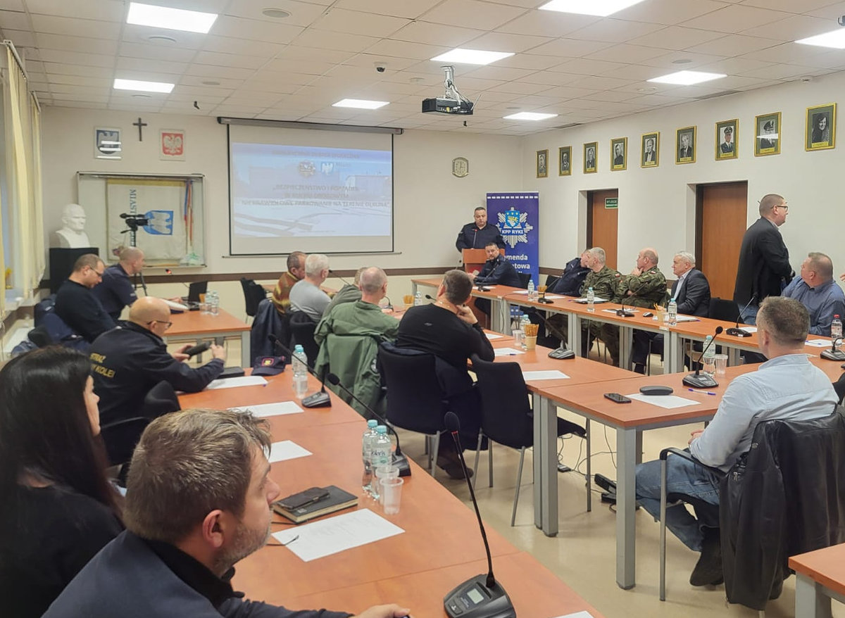 Komendant Powiatowy Policji w Rykach przemawia podczas debaty społecznej w sali Urzędu Miasta w Dęblinie