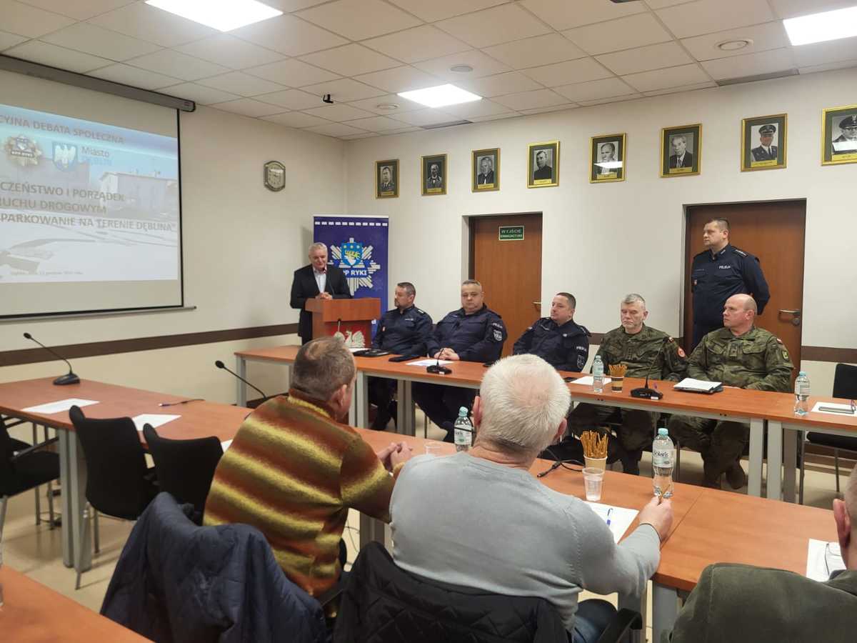 Burmistrz Roman Bytniewski przemawia podczas debaty społecznej