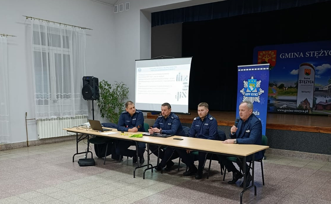 Uczestnicy debaty na sali konferencyjnej GOK w Stężycy - przy stoliku siedzi 3 policjantów i wójt gminy stężyca