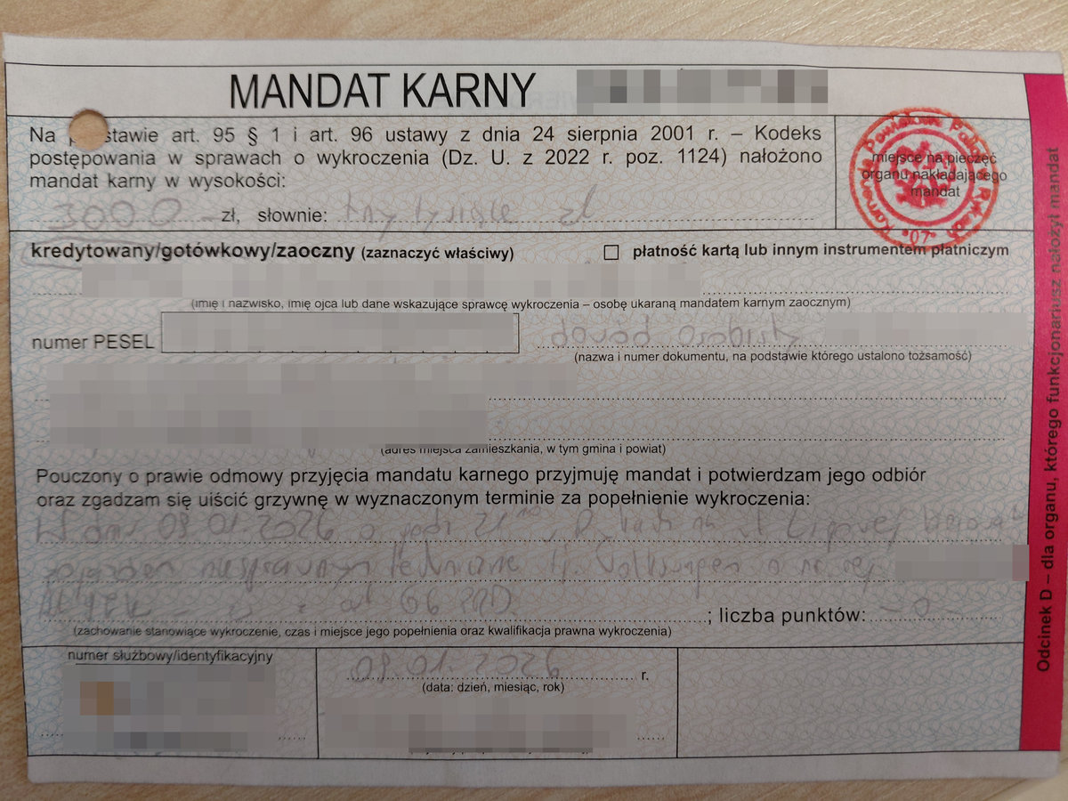 Formularza mandatu karnego z zablurowanymi elementami wypełnionego dokumentu