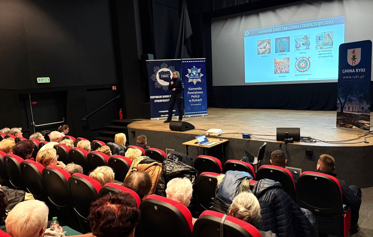 Policjantka podczas prezentacji w sali kina na spotkaniu  z seniorami