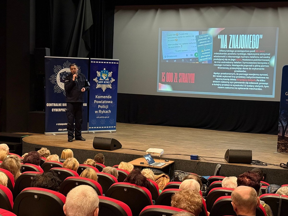 Policjant podczas prezentacji w sali kina na spotkaniu  z seniorami