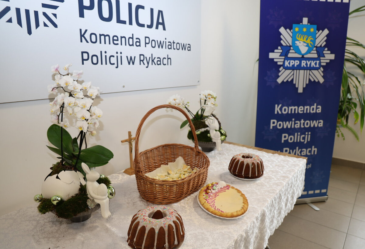 Stół z jakami w koszyku oraz stroikami wielkanocnymi oraz babkami i mazurkiem