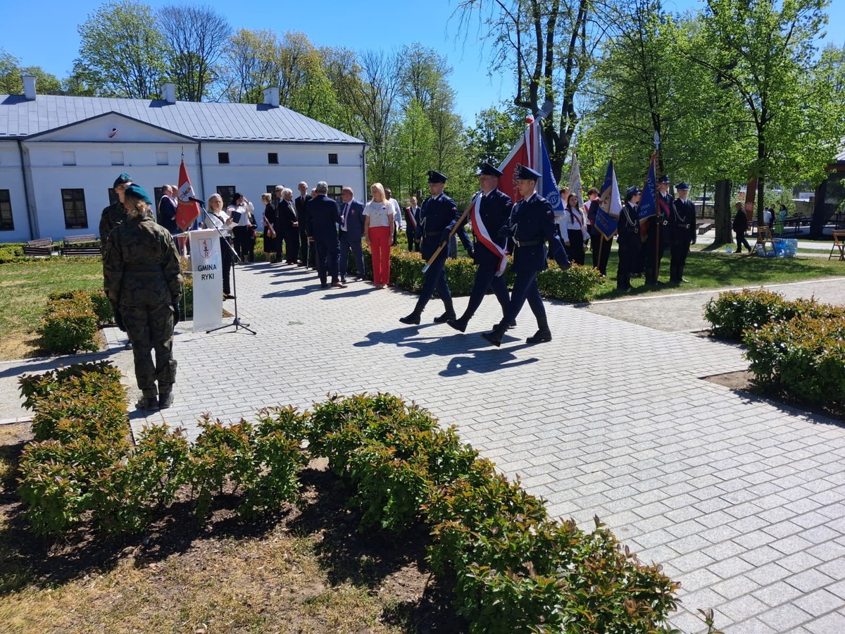 Poczet sztandarowy Komendy Powiatowej Policji w Rykach maszeruje podczas uroczystości na terenie zespołu pałacowo-parkowego w Rykach.