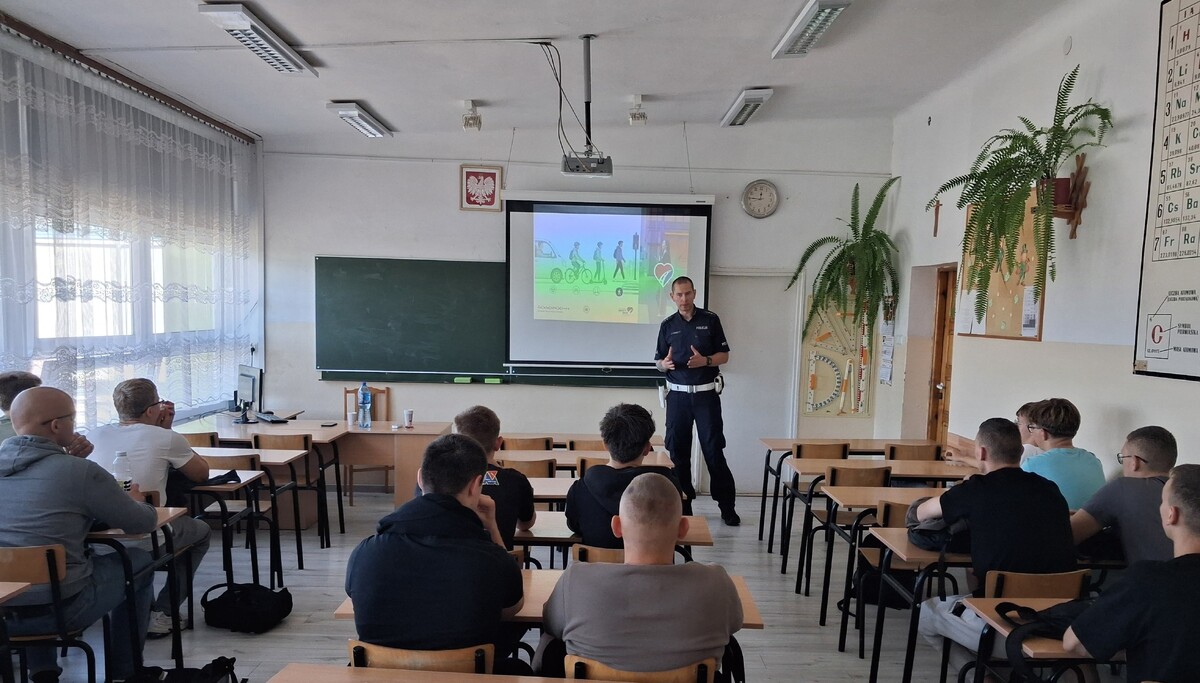 Policjant podczas działania profilaktycznego w ramach kampanii ROADPOL Safety Days -spotkanie z uczniami w szkole średniej w Rykach
