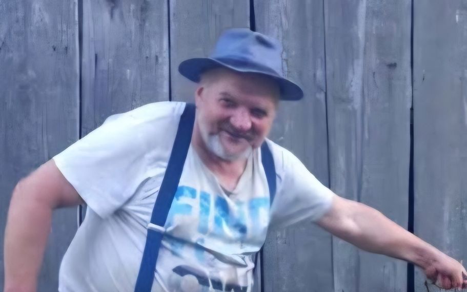 Mężczyzna lat 56 w niebieskim kapeluszu.