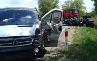 osobowy bus marki Opel z rozbitą lewą przednią częścią