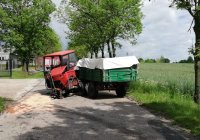 ciągnik rolniczy z przyczepą złamany na dwie części