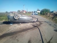 leżący na dachu samochód Audi