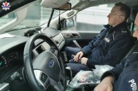 umundurowani policjanci w radiowozie