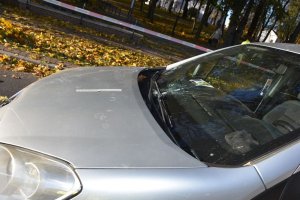 widoczna przednia część pojazdu koloru srebrnego z uszkodzoną szybą przednią