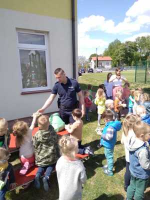 funkcjonariusz rozdaje odblaski