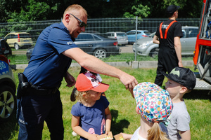 policjanci na Dniu Dziecka