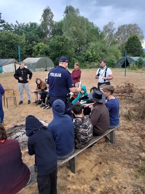 policjant i harcerze