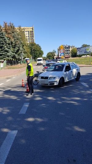 umundurowany policjant i pojazdy