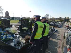 policjanci na cmentarzu