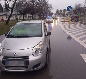 Wypadek Ryki ul. Słowackiego uszkodzony samochód marki Suzuki w tle radiowóz policyny i przejście dla pieszych