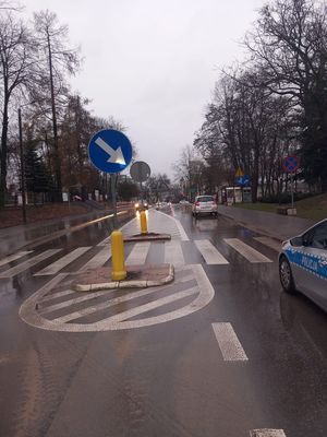 Wypadek drogowy ul. Słowackiego widoczny jest oznakowany radiowóz, przejście dla pieszych oraz pojazd Suzuki