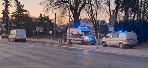 Wypadek drogowy Ryki ul. Warszawska na zdjęciu widoczna załoga pogotowia ratunkowego, radiowóz Policji i pojazd bus koloru białego