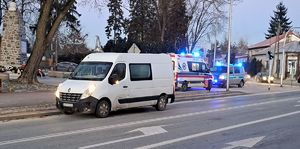 Wypadek drogowy Ryki ul. Warszawska na zdjęciu widoczna załoga pogotowia ratunkowego, radiowóz Policji i pojazd bus koloru białego