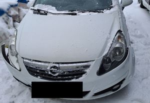 Opel Corsa uszkodzony w zdarzeniu drogowym
