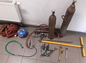 narzędzia służące do kradzieży butle gazowe i przewody z planikiem oraz elementy infrastruktury kolejowej w torbie, krótkofalówki