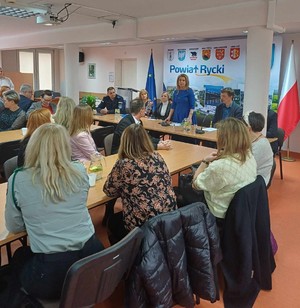 Uczestnicy Powiatowej  Konferencji &amp;quot;Pomoc ofiarom przestępstw&amp;quot; w sali konferencyjnej Starostwa Powiatowego w Rykach