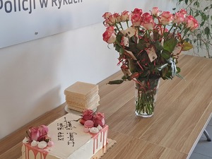 Obchody dnia kobiet w KPP w Rykach kwiaty i tort