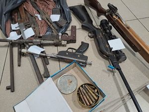 Zdjęcia przedstawia zabezpieczona broń palną i amunicje oraz kuszę położoną na podłodze