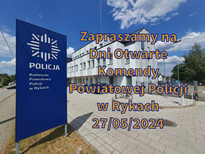 Na zdjęciu jest na pierwszym planie  napis Dni otwarte Komendy Powiatowej Policji w Rykach 27/06/2024 w tle widoczny jest budynek Komendy Powiatowej Policji w Rykach koloru szarego i tablica informująca z logiem policji koloru niebieskiego