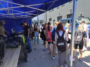 Na zdjęciu widoczna jest młodzież zwiedzająca stoiska wystawowe na placu KPP Ryki