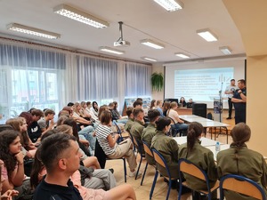 Zdjęcia przedstawiają uczestników debaty społecznej którzy zebrali się w świetlicy Zespołu Szkół Zawodowych nr 2 w Rykach. Są to uczniowie oraz przedstawiciele instytucji związanych z ich bezpieczeństwem pomocą społeczną i edukacją.