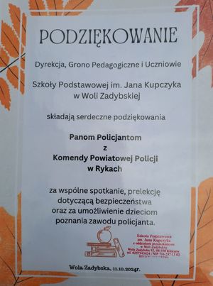 Zdjęcie przedstawia podziękowania dla policjantów za przeprowadzenie spotkania profilaktycznego w Szkole Podstawowej w Woli Zadybskiej od przedstawicieli placówki edukacyjnej.