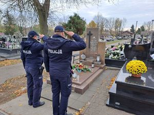 Policjanci oddają hołd przy grobie sierżanta Wacława Kundzicza