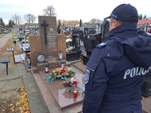 Policjant oddają hołd przy grobie sierżanta Wacława Kundzicza