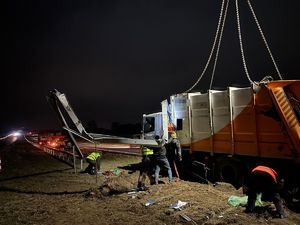 Zdjęcie ze zdarzenia drogowego z udziałem ciężarowej scanii typu smieciarka pojazd wywrócony i uszkodzony.