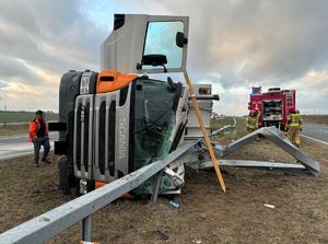 Zdjęcie ze zdarzenia drogowego z udziałem ciężarowej scanii typu smieciarka pojazd wywrócony i uszkodzony.