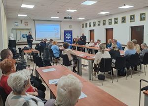 Zdjęcie przedstawia uczestników debaty społecznej zebranych w saki konferencyjnej urzędu miasta w Dęblinie