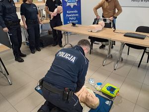 Policjanci ćwiczą udzielenie pierwszej pomocy podczas doskonalenia zawodowego.