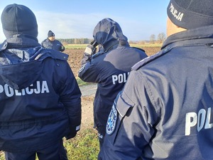 Funkcjonariusze policji podczas odprawy przed ćwiczeniem stojący na zbiórce w dwuszeregu