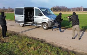 Ćwiczenia policjantów Blokada 2024 - symulacja napadu na konwój.