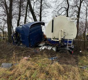 pojazd ciężarowy koloru niebieski/granatowy z naczepą typu beczka  koloru białego uszkodzony w wyniku zdarzenia drogowego.