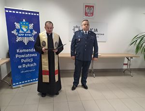 I Zastępca Komendanta Powiatowego Policji w oraz ksiądz kapelan Tadeusz Lament