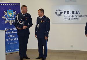 Uroczystość zdania obowiązków na stanowisko Komendanta Powiatowego Policji w  Rykach w sali konferencyjnie budynku komendy policji w Rykach. inspekor Michan skałda podziekowania inspektorowi Kazimierzowi Kuli