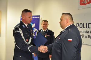 Uroczystość zdania obowiązków na stanowisko Komendanta Powiatowego Policji w  Rykach w sali konferencyjnie budynku komendy policji w Rykach. Inspektor Micha składa podziękowania nadkomisarzowi Walo.